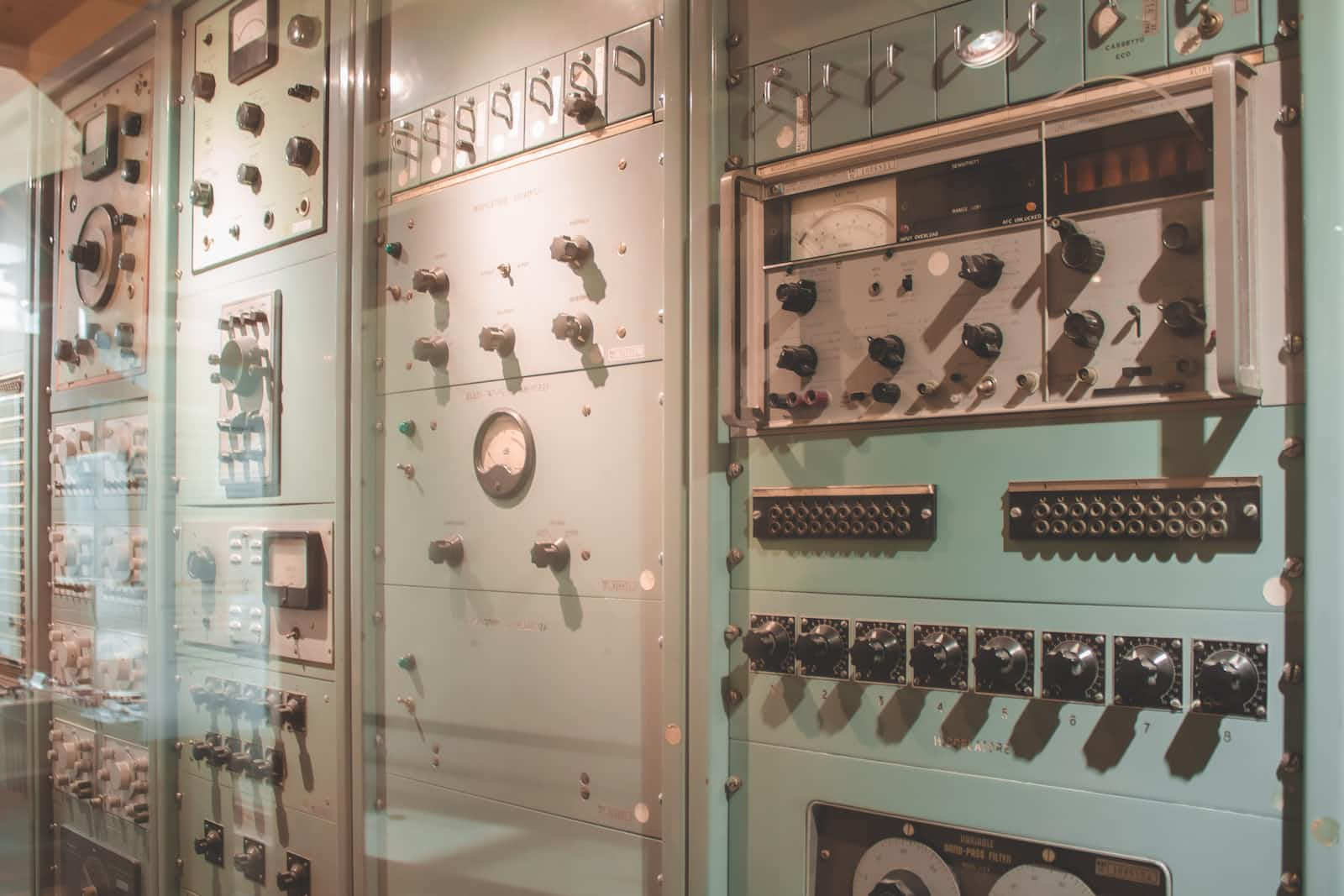 The Evolution of Computing: From Vacuum Tubes to Microprocessors (Part-2)