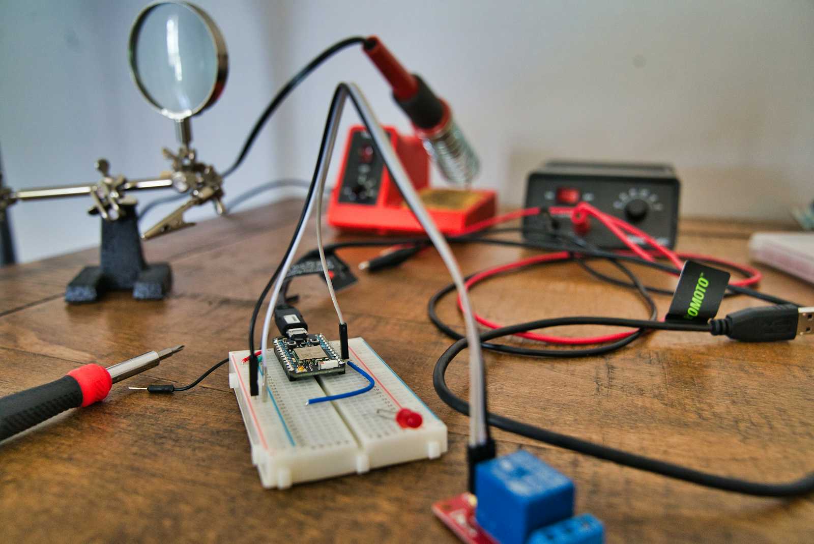 Understanding Serial Ports: Lamp Control via Web App and Serial Communication