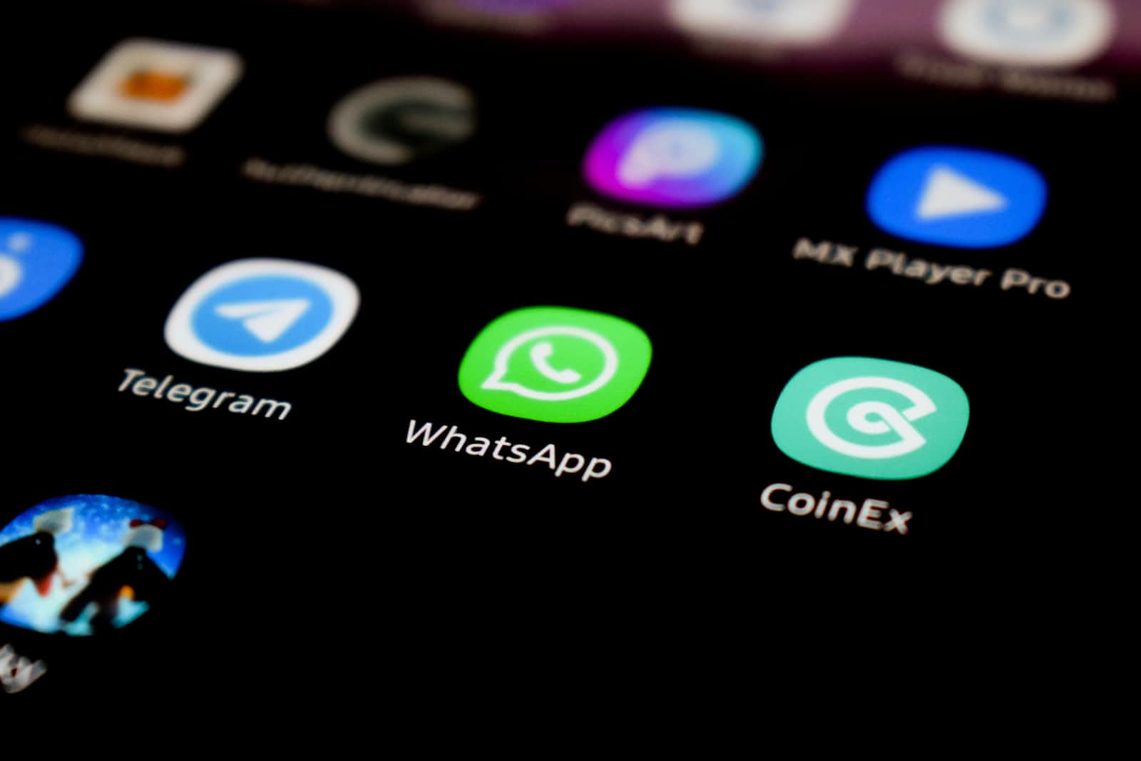 Unlock the Magic of WhatsApp: Share Your Stunning Pictures in Full Glory!