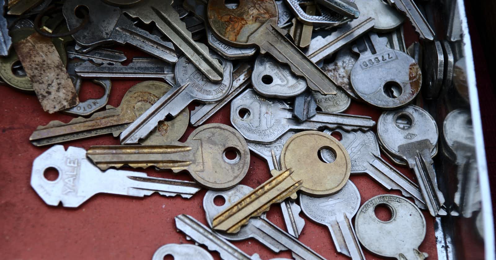 How to merge JS objects with common keys