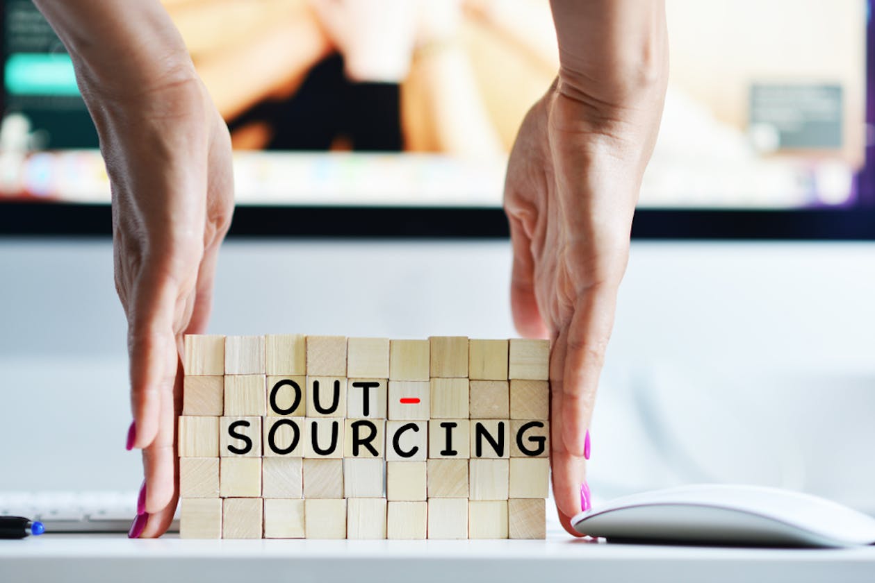 Outsourcing vs Outstaffing