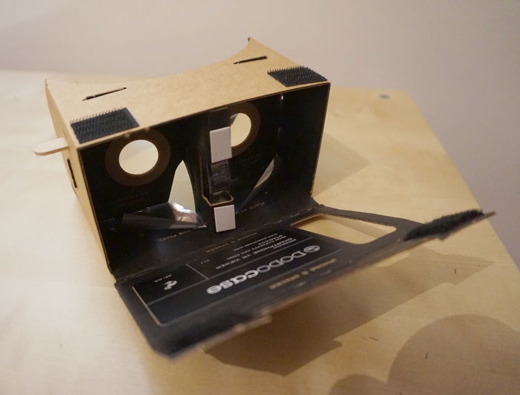 Perspectiva del visor DOBOcase VR donde se puede apreciar el botón mecánico (izquierda), la película metálica que contacta con la pantalla capacitiva del dispositivo (centro) y la pegatina NFC (debajo, con las letras DOBOcase).