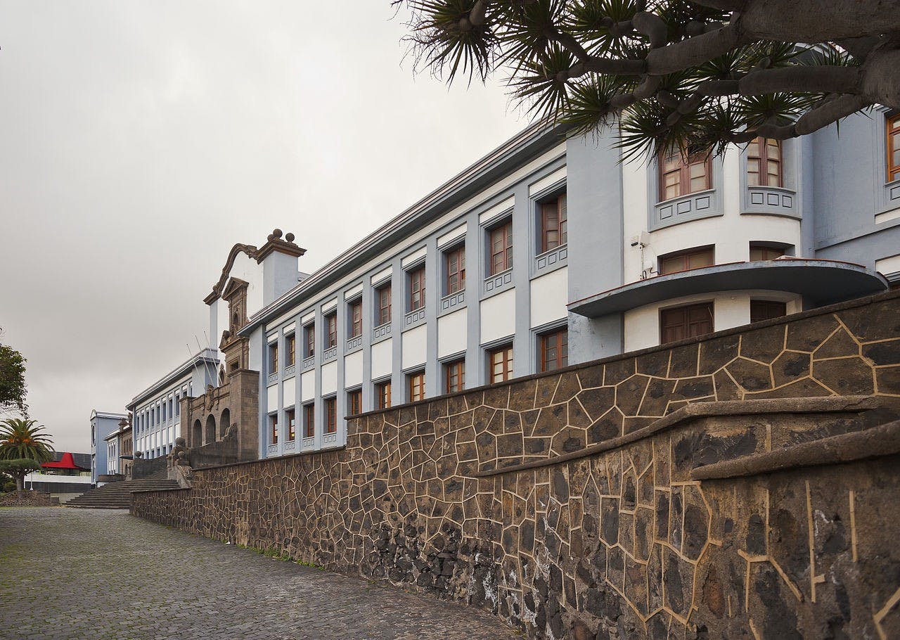 Edificio de servicios al alumnado de la Universidad de La Laguna — Diego Delso