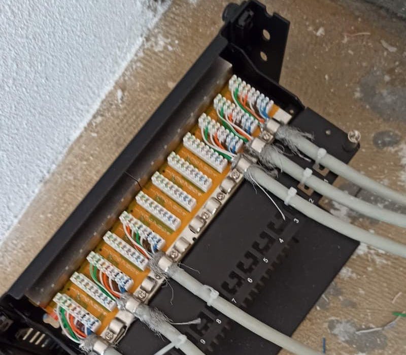 Patch panel neatly connected, Ubiquiti
