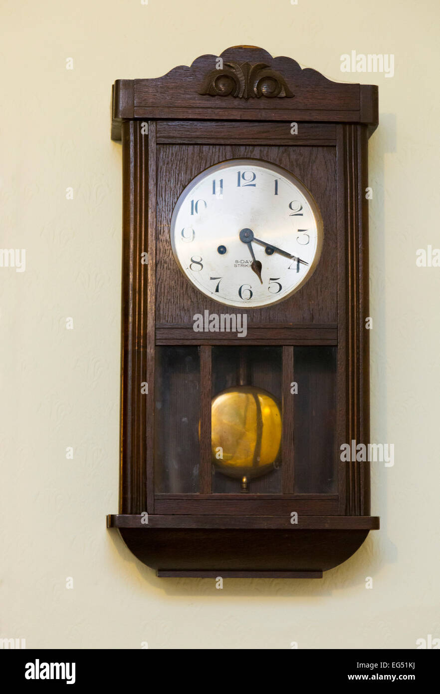 antique-wall-mounted-pendulum-clock-EG51KJ.jpg