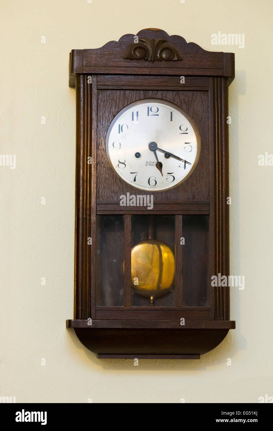 antique-wall-mounted-pendulum-clock-EG51KJ.jpg