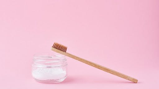 Sử dụng bột trắng răng là cách tẩy trắng răng của người Nhật được áp dụng rất nhiều