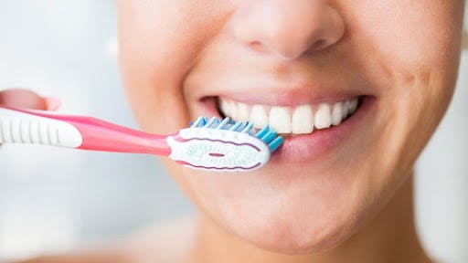 Chải răng đều đặn 2 lần/ ngày là một trong những cách làm trắng răng của người Nhật
