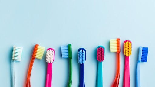Thay bàn chải khoảng 2 tháng/ lần để làm sạch bề mặt răng