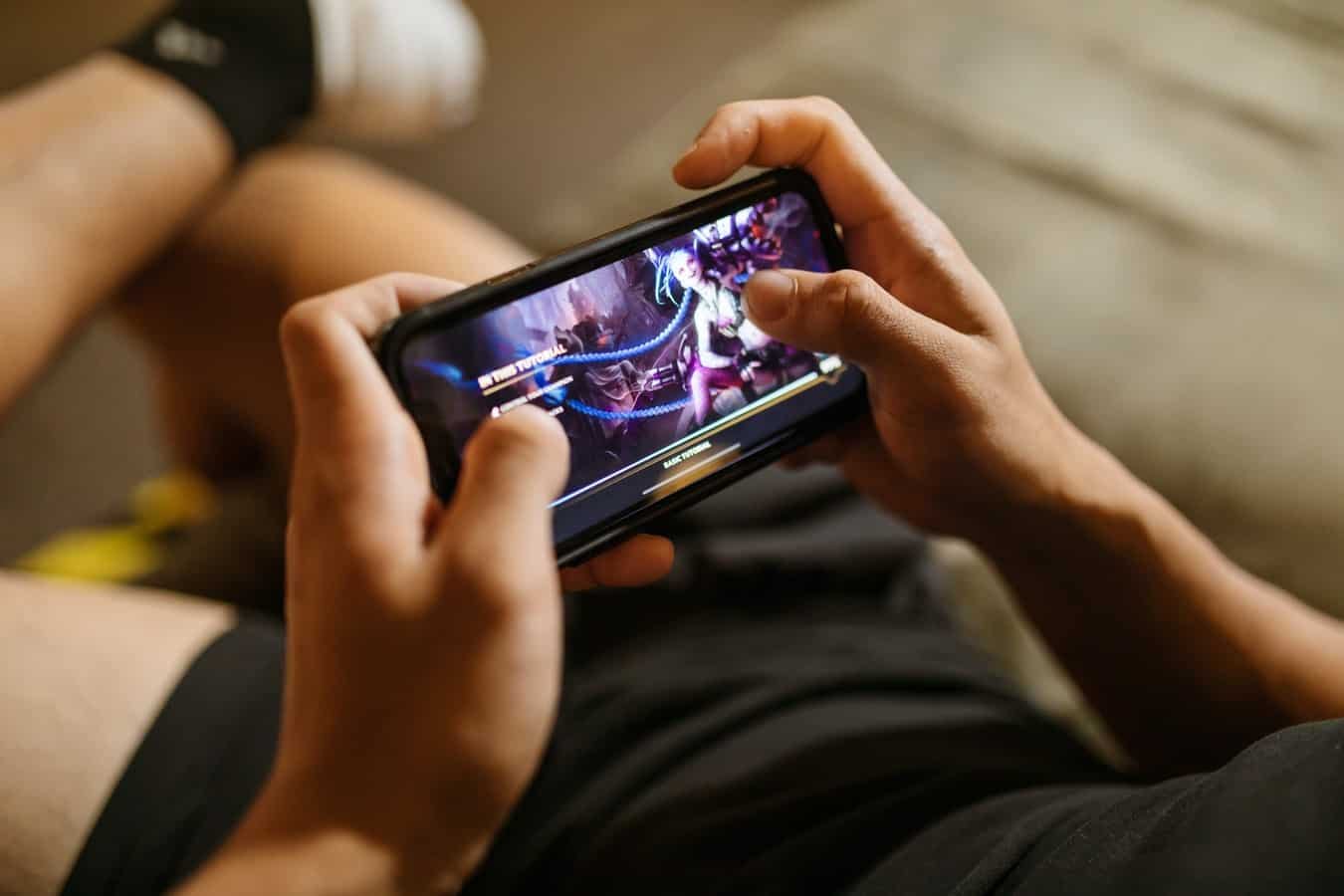 Smartphone-gaming.jpg