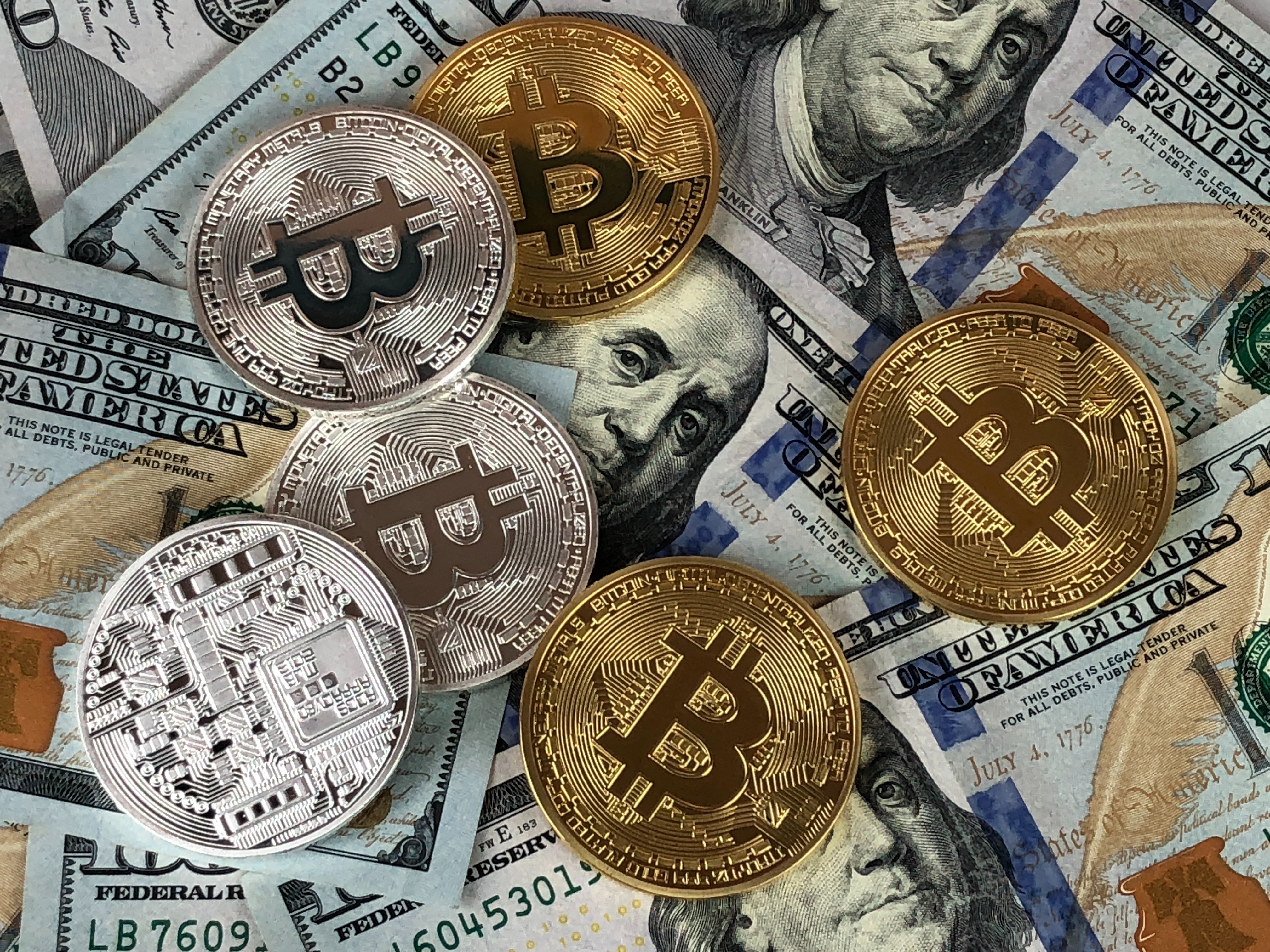 Exploring the Use of Smart Contracts in Governance Models for Decentralized Virtual Worlds