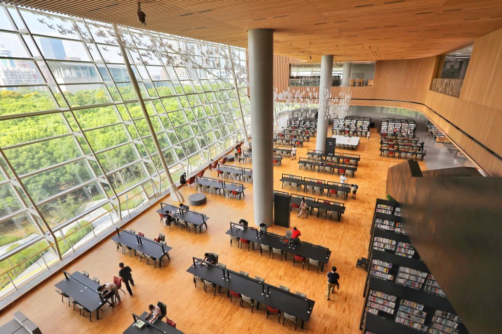 Photo shows the interior of the "forest library" in Shanghai.