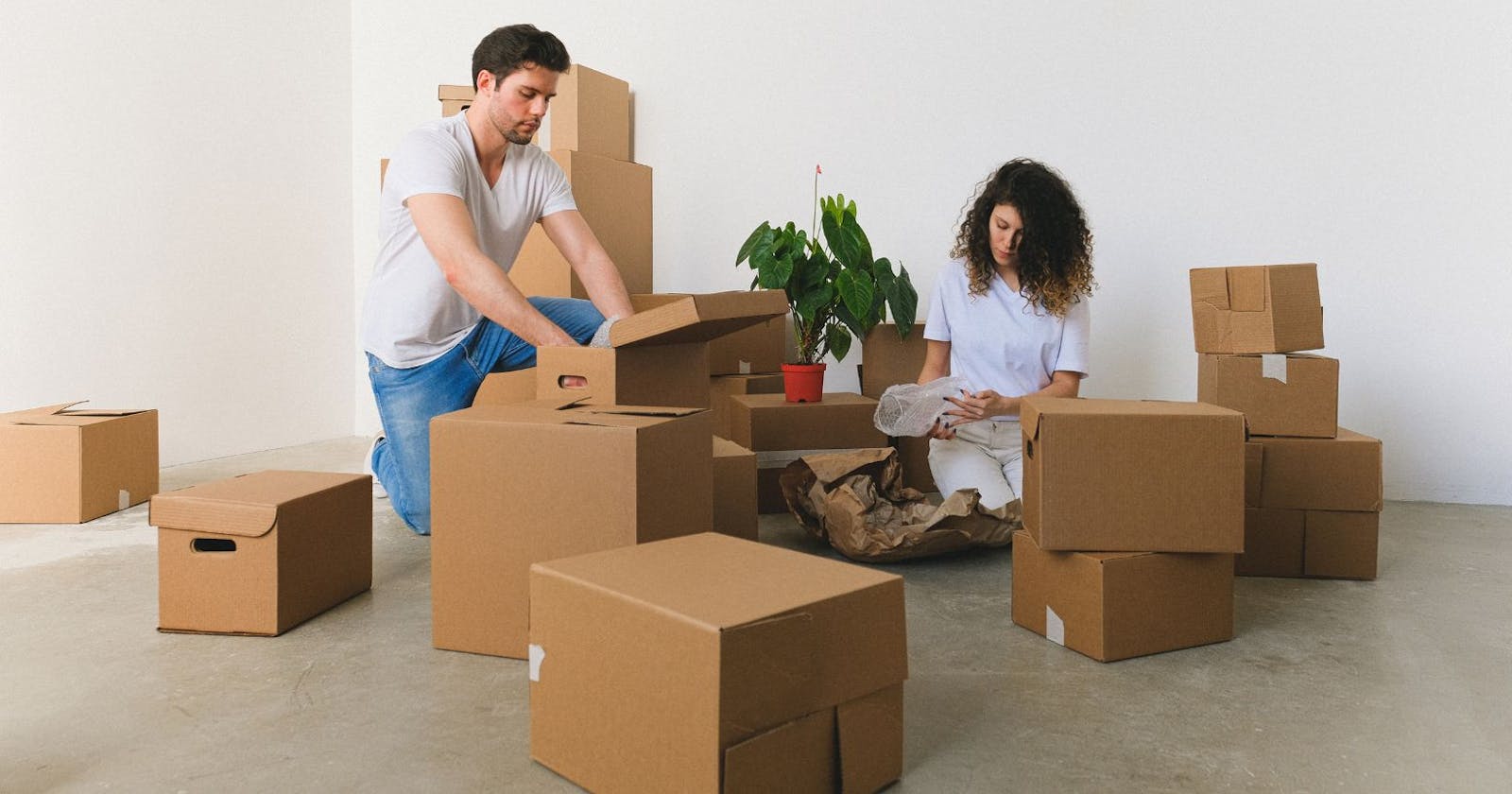 How does the packers and movers industry work in Kolkata?