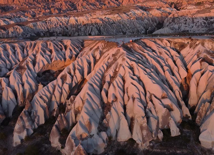 skały wyglądające jak lawa w promieniach zachodzącego słońca