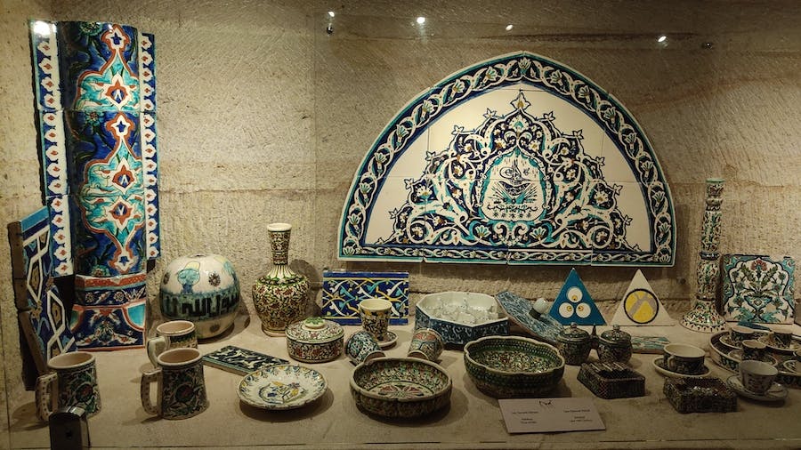 wyroby ceramiczne bogato zdobione ręcznie malowane