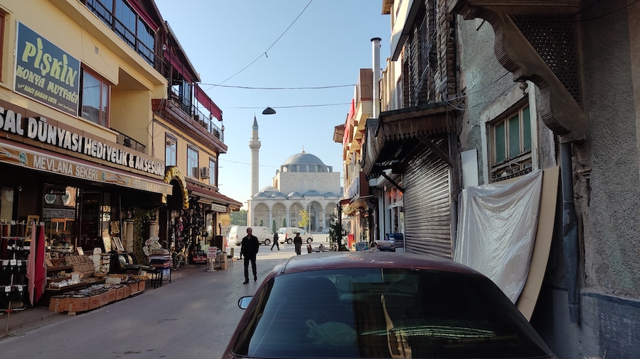 ulica ze sklepami z pamitkami, u ujcia widok na meczet