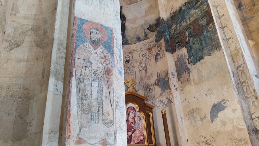 freski religijne we wnętrzu kościoła