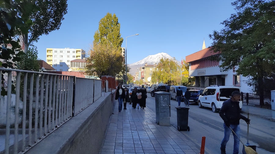 ulica z przechodniami, w tle gra Ararat
