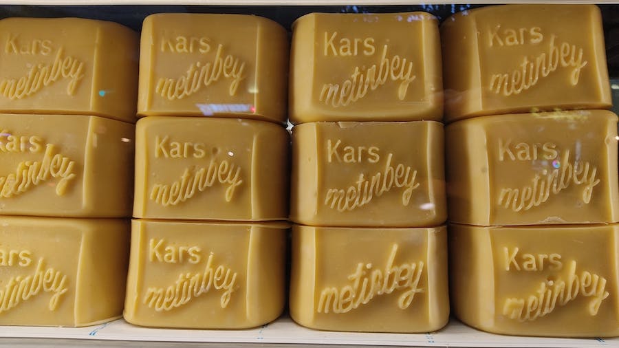 kostki sera z odciśniętym napisem 'Kars mtinbey'