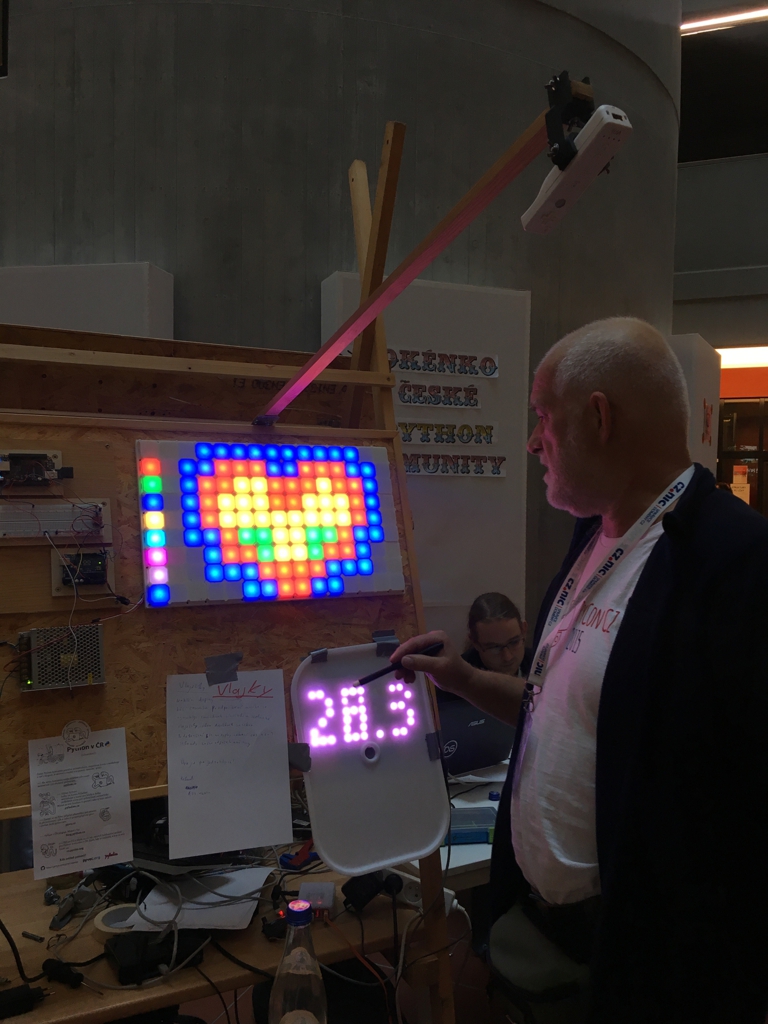 Jarda Vysoký s digitální tabulí, kterou naprogramoval s klukama z Gymnázia Roudnice nad Labem
