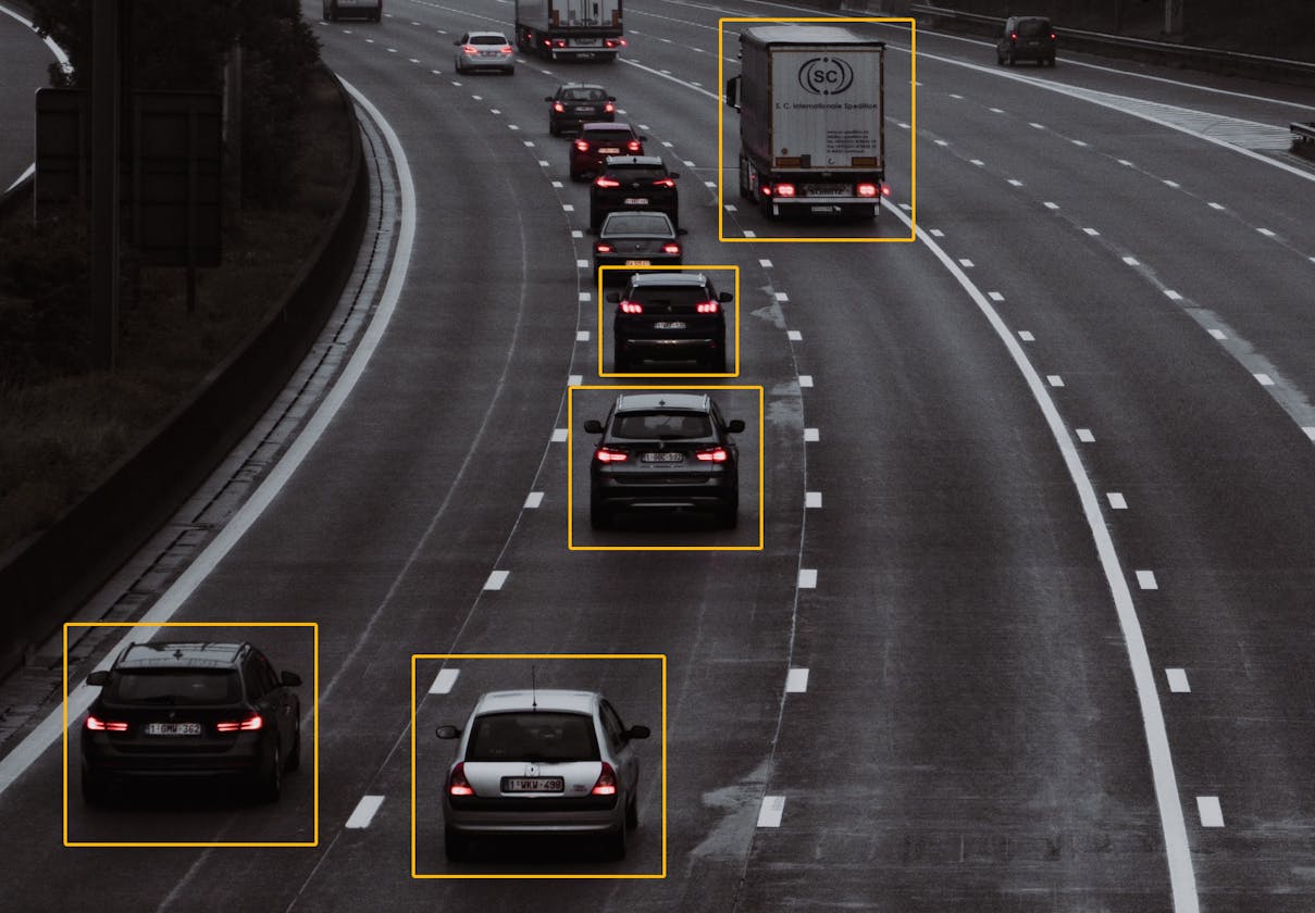 Car Detection and Speed Calculation with YOLOv8, Sort and OpenCV