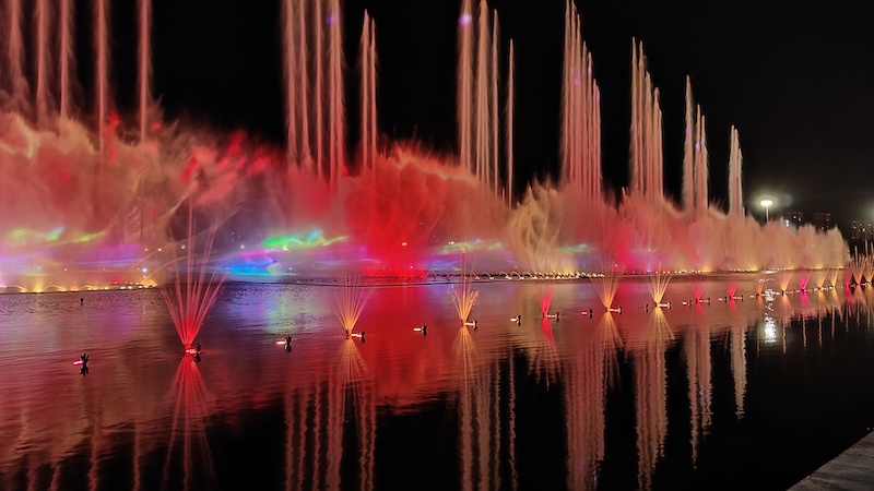dua fontanna podwietlana na rne kolory w nocy