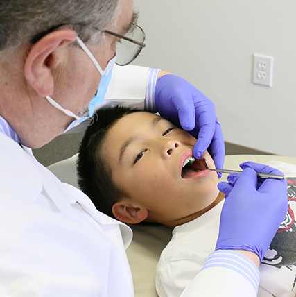 How does the technology of Invisalign clear braces work to straighten your teeth?