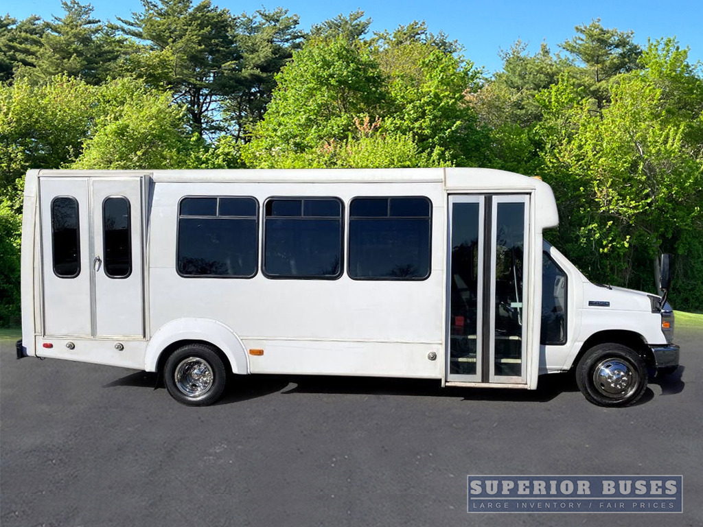 2012 Ford E-450 20 Passenger Shuttle Bus w/ Wheelchair Lift