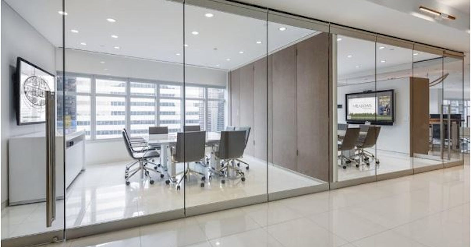 Vách kính văn phòng giá rẻ - Giải pháp tối ưu cho không gian làm việc