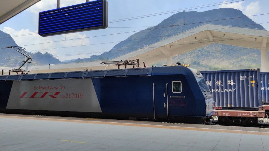 lokolotywa-pociągu-LCR-Laos-China-Railway-na-stacji