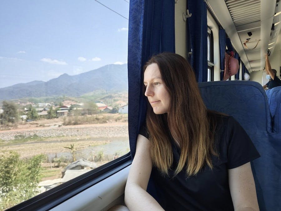 kobieta-wygląda-przez-okno-pociągu