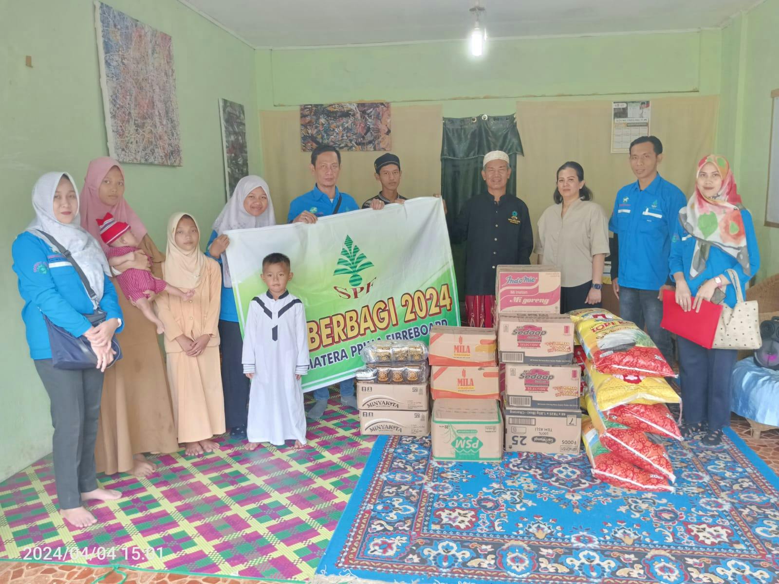 PT Sumatera Prima Fibreboard menyumbangkan sembako kepada panti asuhan.