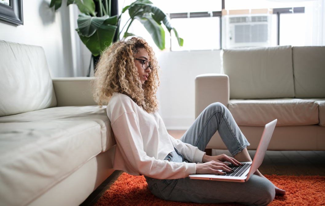 Navigating the eLearning Maze: Tailored vs. Off-the-Shelf Solutions