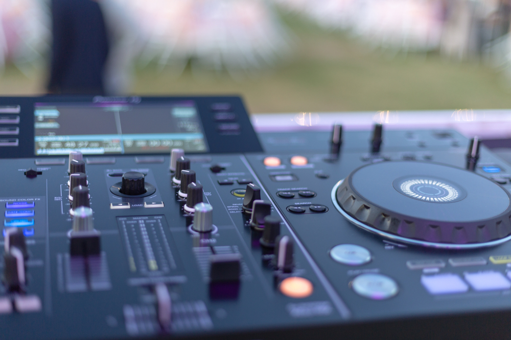 Setting the Perfect Tone: How to Choose the Right Toronto Wedding DJ Services