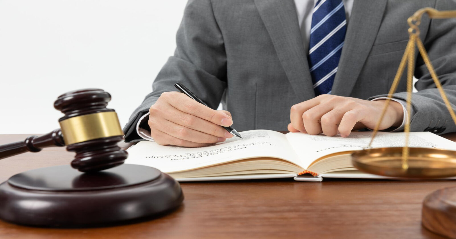 The Big Leagues of Law: Top Firms in India & How Legal Aspirants Can Break In