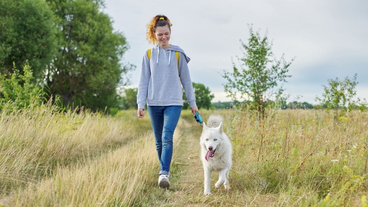 köpeğiyle yürüyüş yapan kadın
