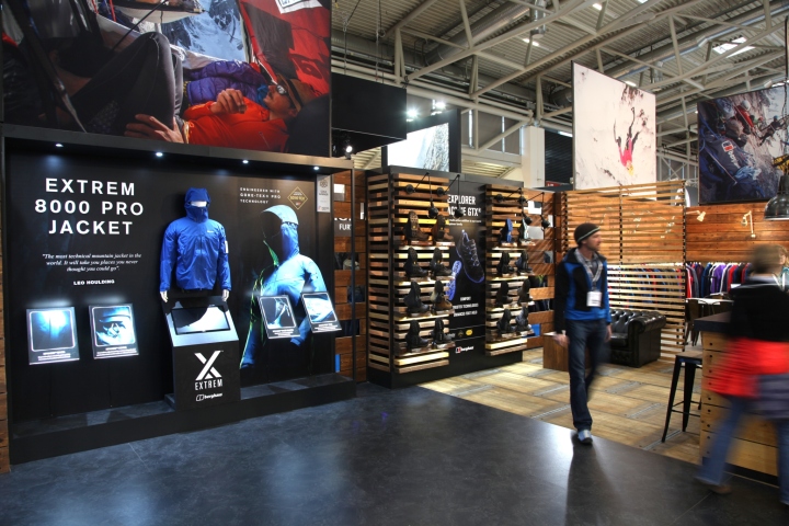 What are the benefits of hiring a professional exhibition booth builder in Hamburg?