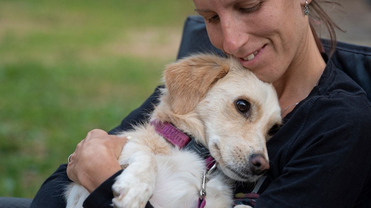 köpeğine sarılmış bir kadın
