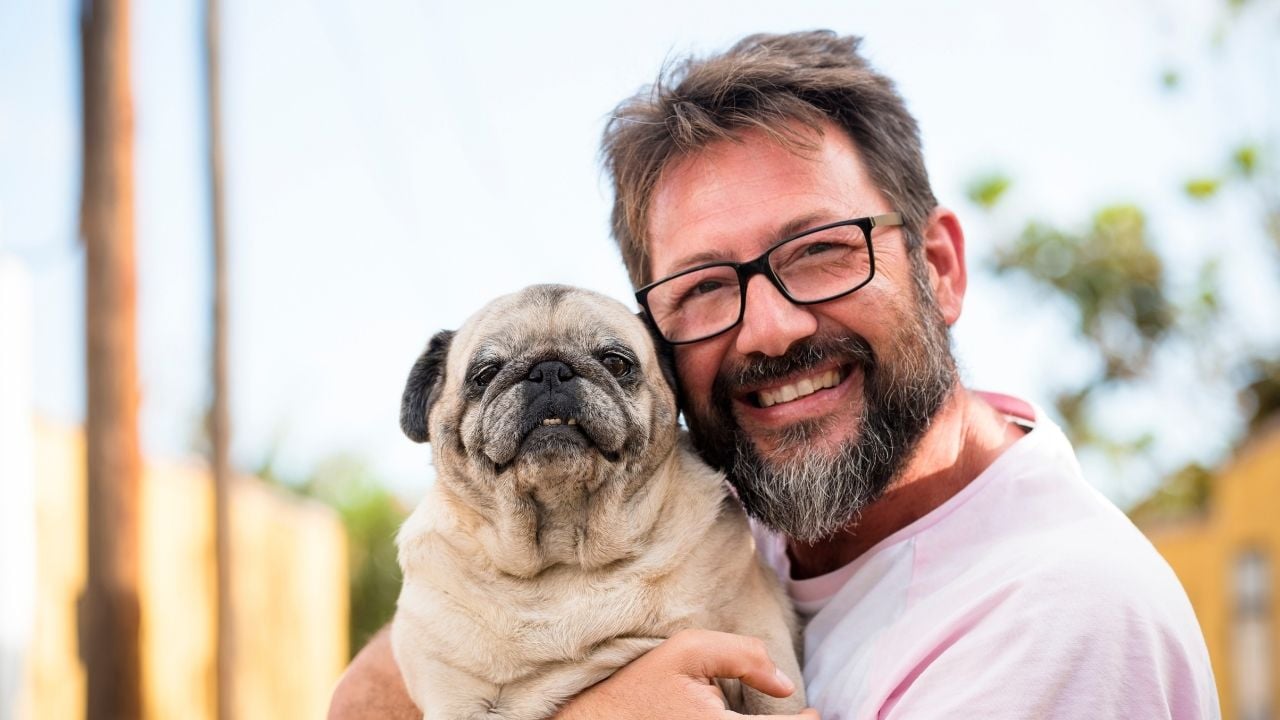 sahibiyle poz veren bir köpek