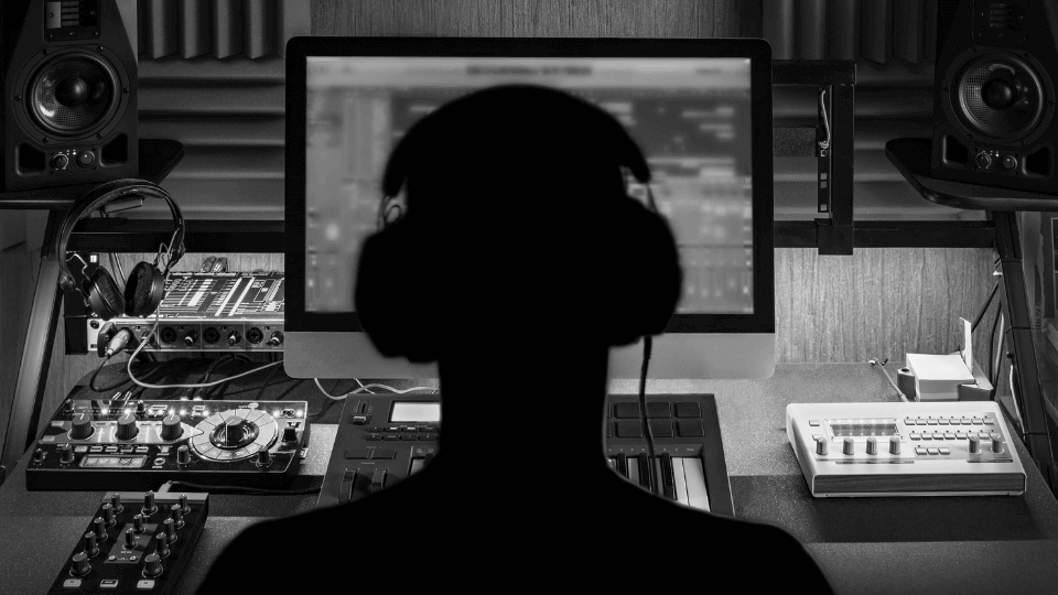 Live Performances in the Digital Age By Daniel Siegel Alonso