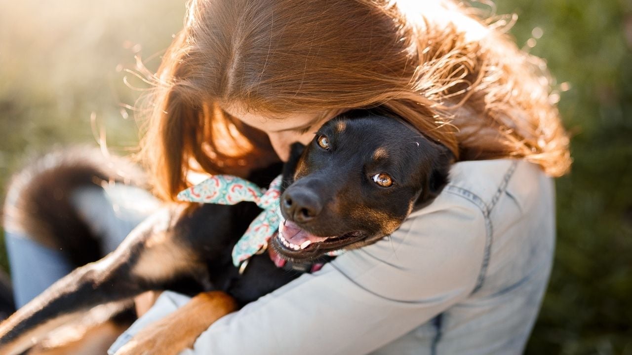 kadın köpeğine sarılıyor