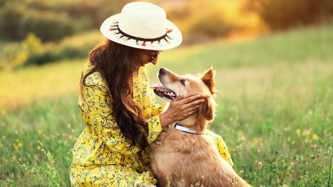 şapkalı bir kadın ve köpeği