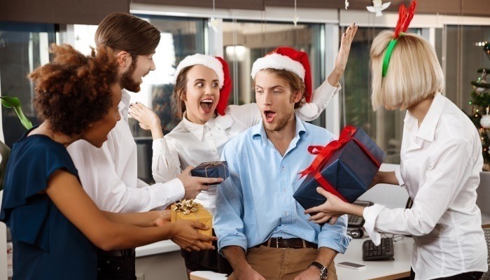 Organiser un Secret Santa : astuces et idées pour un cadeau Noël entre collègues