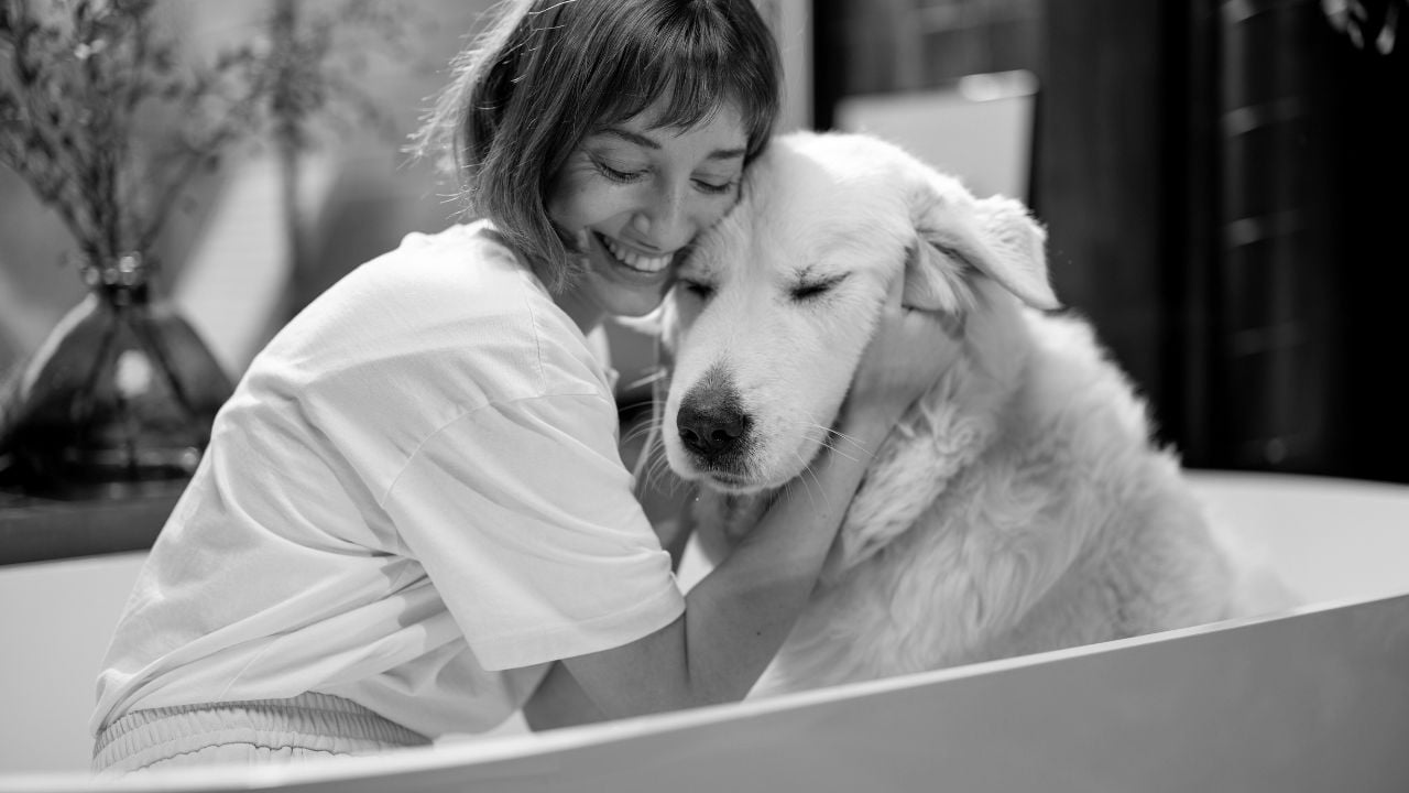 köpeğine sarılan bir kadın