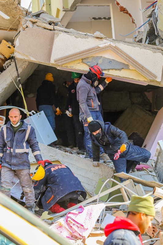 Rescuers after the Earthquake - Photo by samimibirfotografci : https://www.pexels.com/photo/rescue-team-on-ruins-15533290/