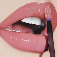 Long-Lasting Lip Glosses: The Mineral-Infused Advantage
