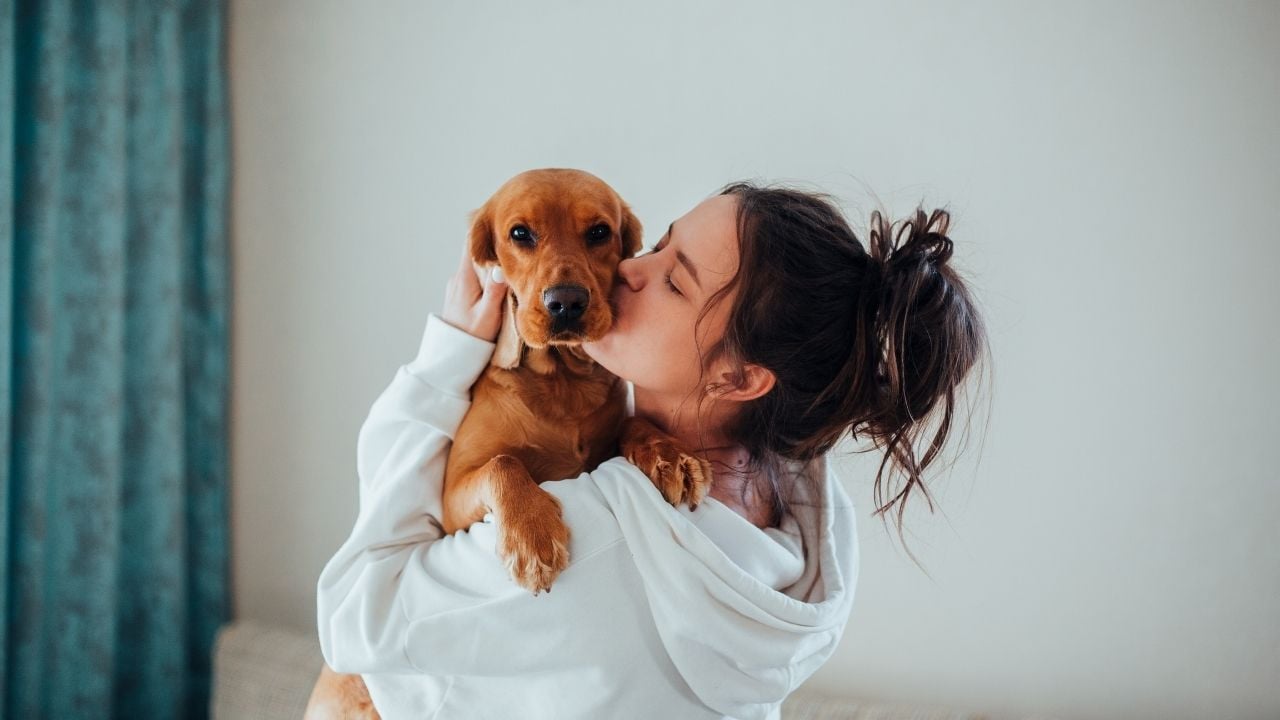 köpeğini öpen kadın