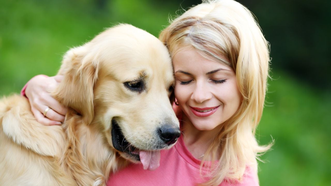 köpeğini seven kadın