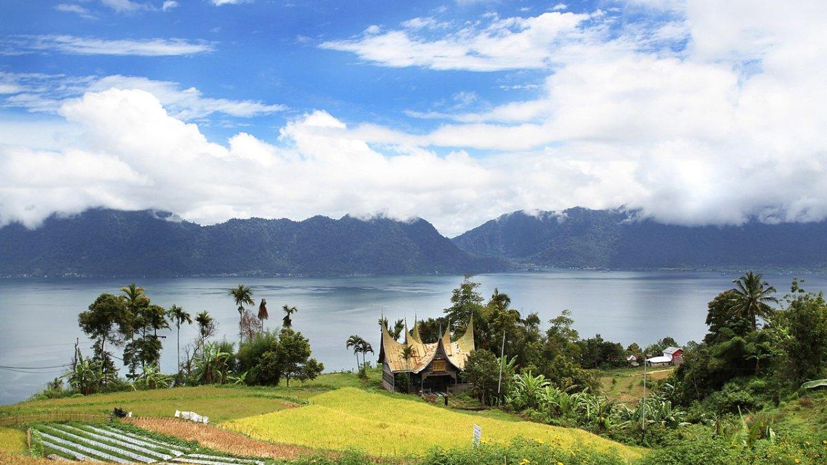 Legenda Danau Maninjau: Kisah Tragis yang Melegenda