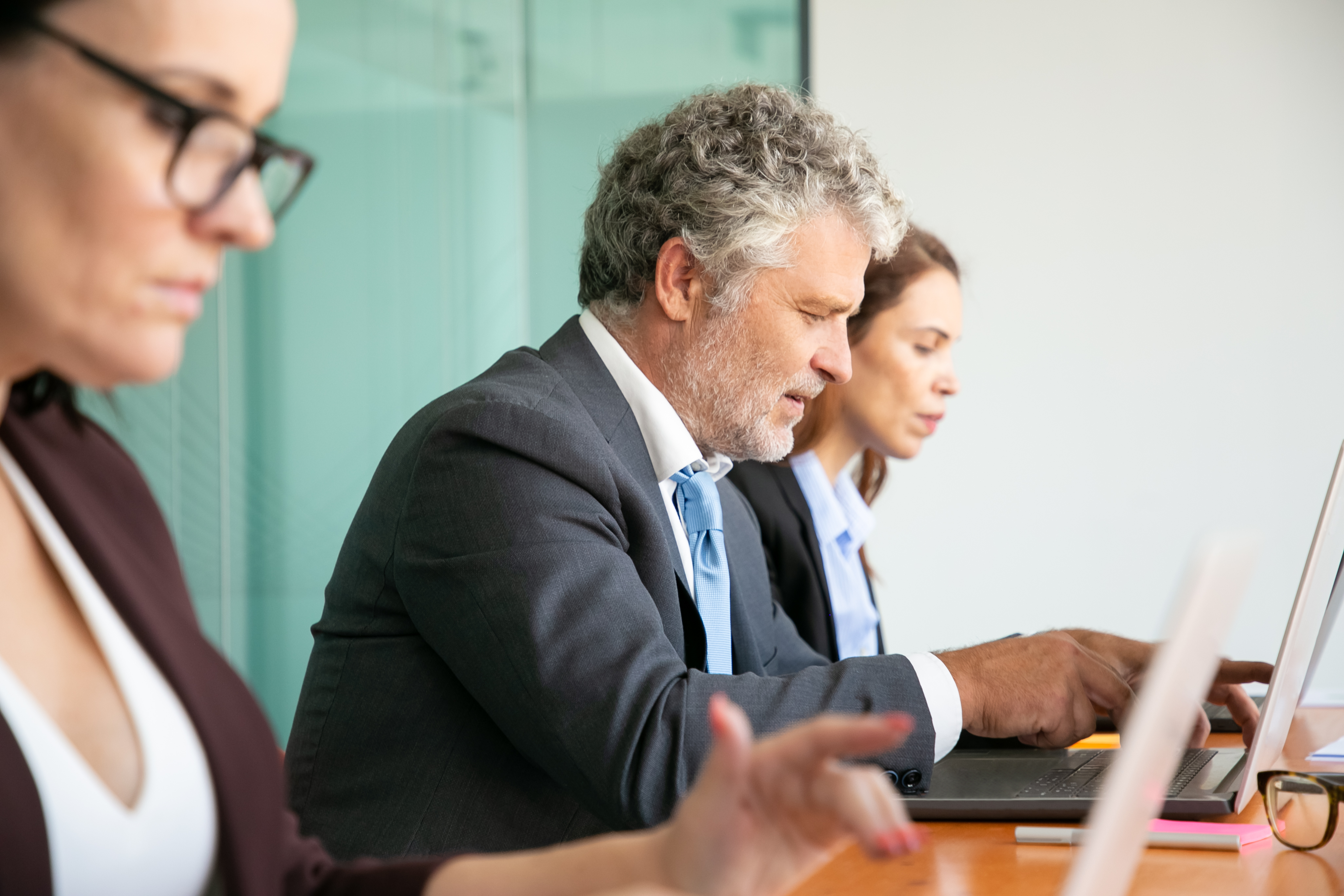 Exploring Nearshoring Benefits for Small and Medium-Sized Businesses